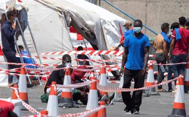 Inmigrantes hacinados en el puerto de Arguineguín.