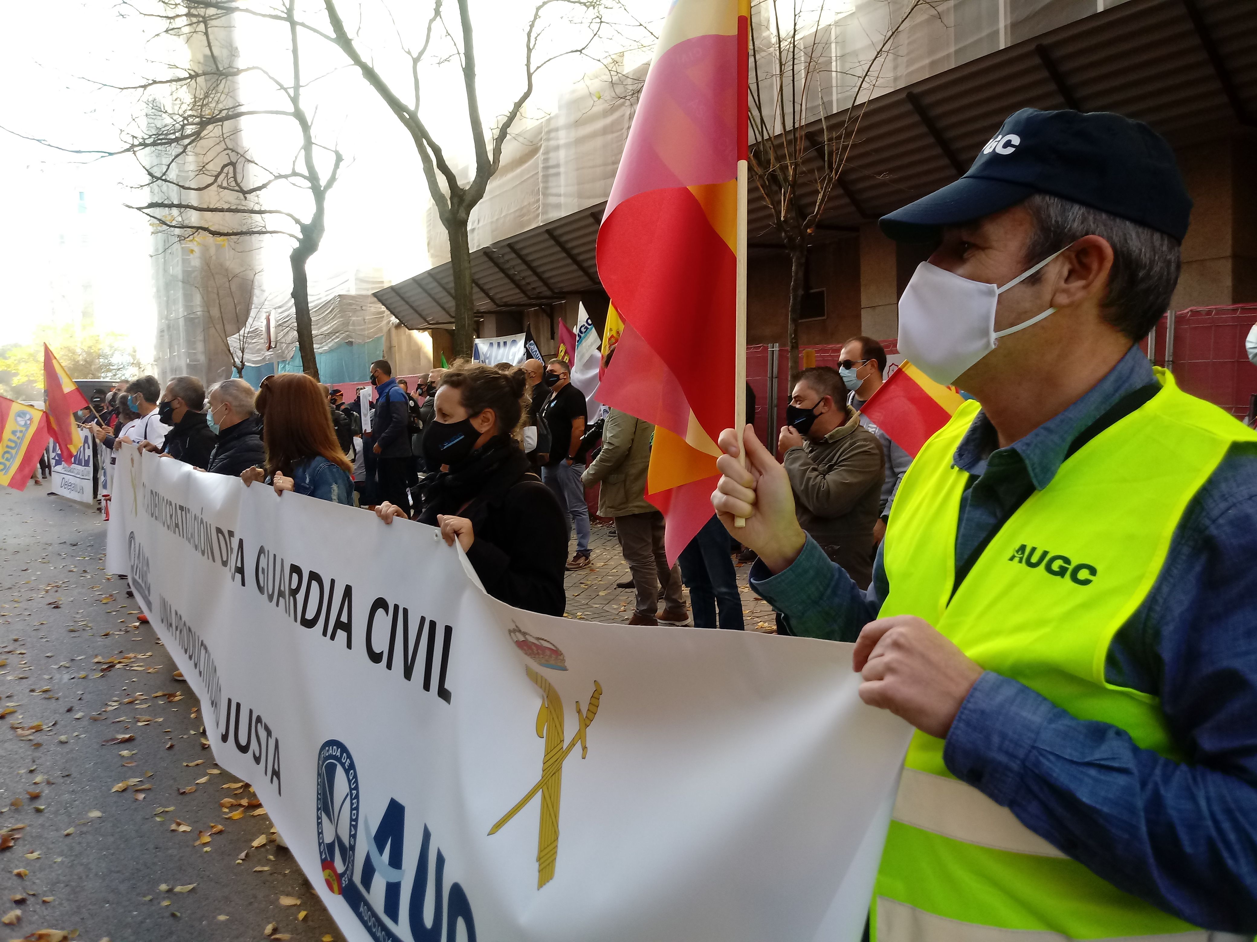 Representantes y afiliados de AUGC volvieron a concentrarse ayer frente a la Dirección General en protesta por el reparto de la Productividad.
