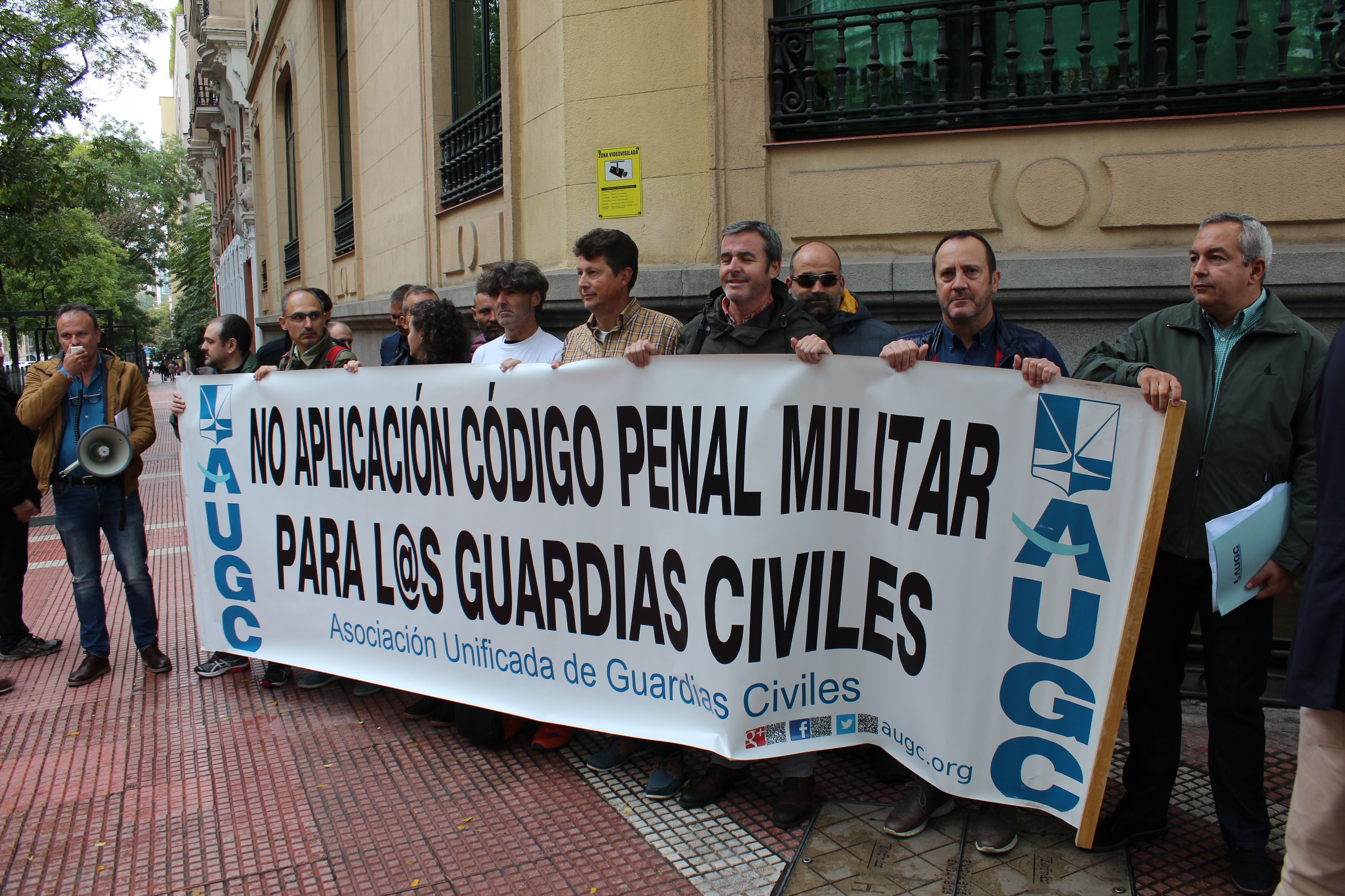 Concentración en 2019 ante la sede del Defensor del Pueblo contra la aplicación del Código Penal Militar a los guardias civiles.
