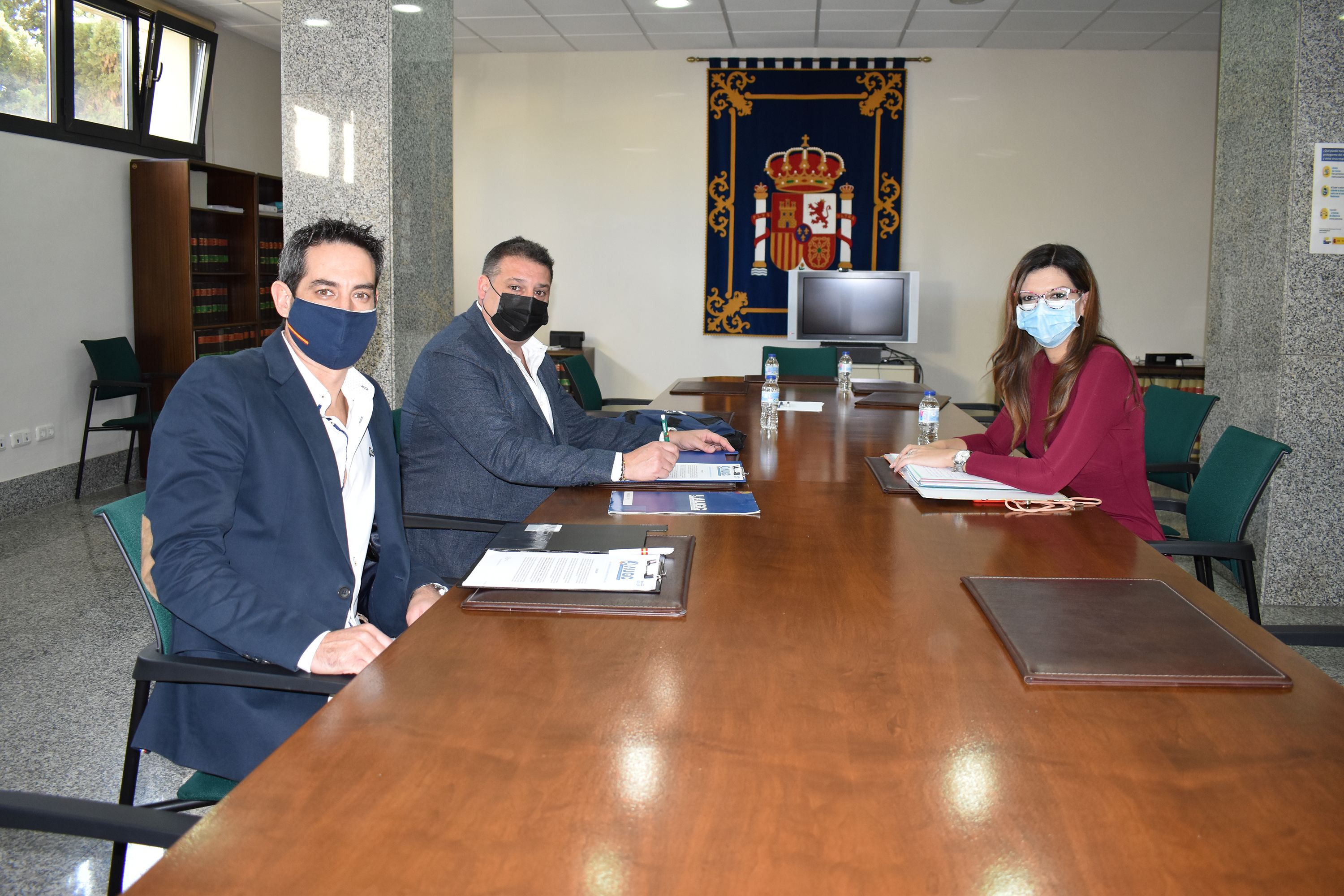 Los representantes de AUGC Melilla, con la delegada del Gobierno.