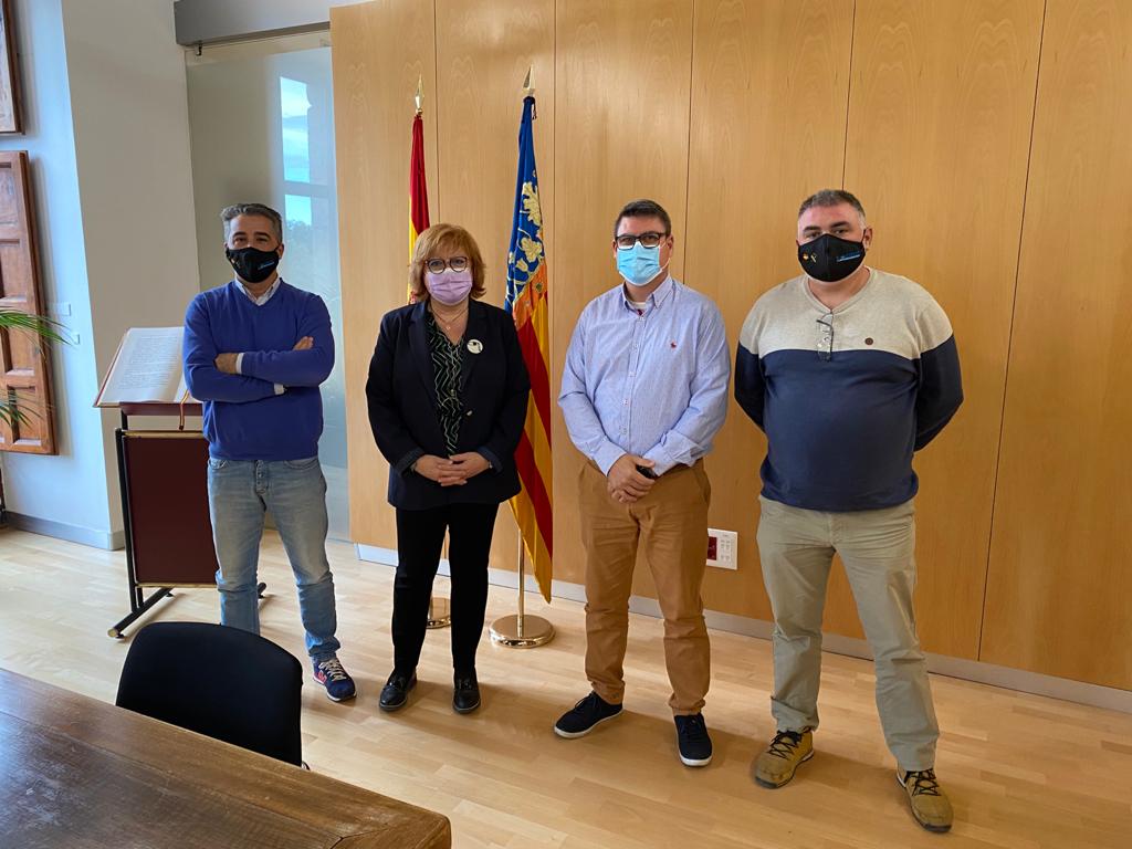 Representantes de AUGC posan con la delegada del Gobierno.