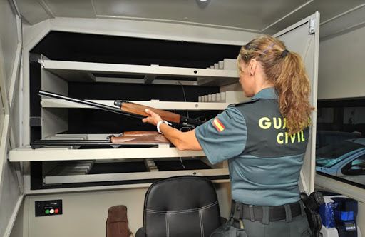 Una agente de Intervención de Armas. Una agente de Intervención de Armas.