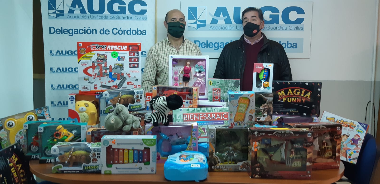 Entrega juguetes de AUGC Córdoba.