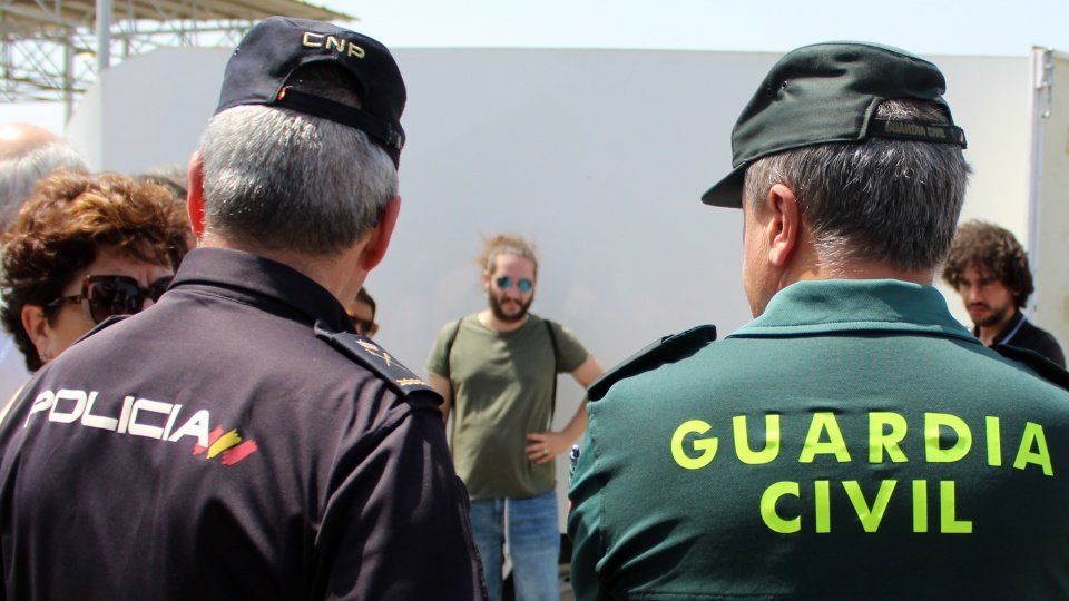 Un policía nacional junto a un guardia civil.