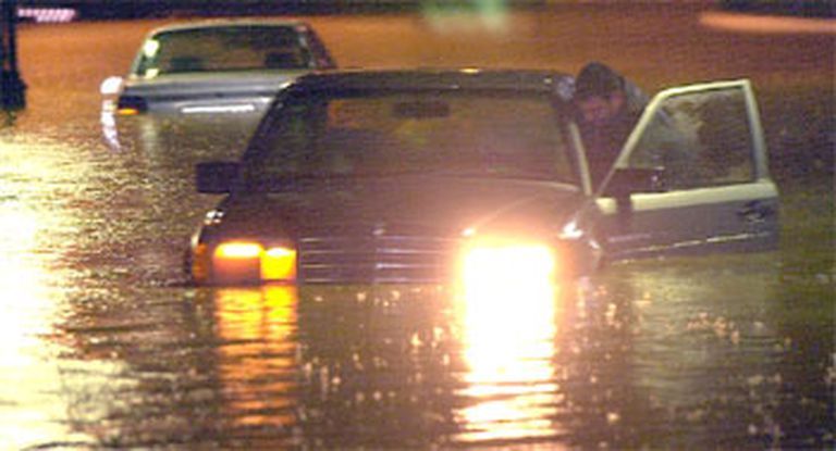 Un conductor atrapado por la inundación en Mijas.