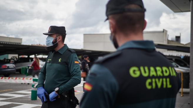 Guardias civiles protegidos con guantes y mascarillas. Guardias civiles protegidos con guantes y mascarillas.