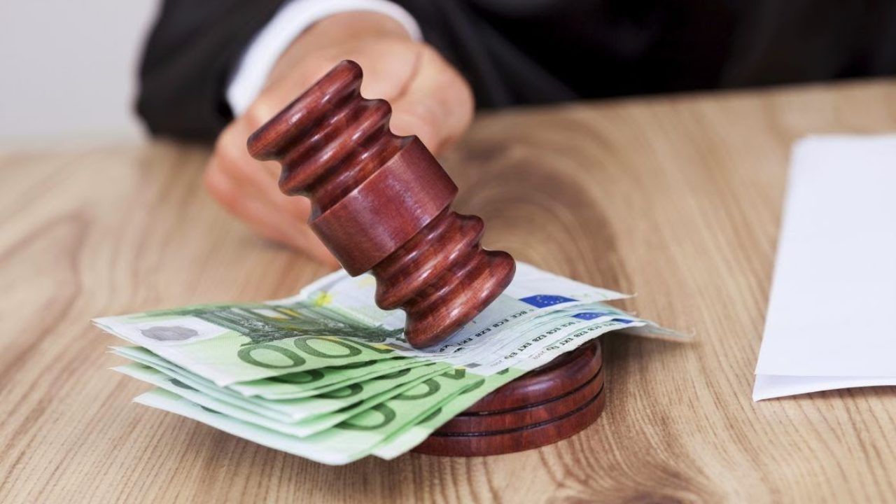 Mazo con billetes. Agresión a guardias civiles.