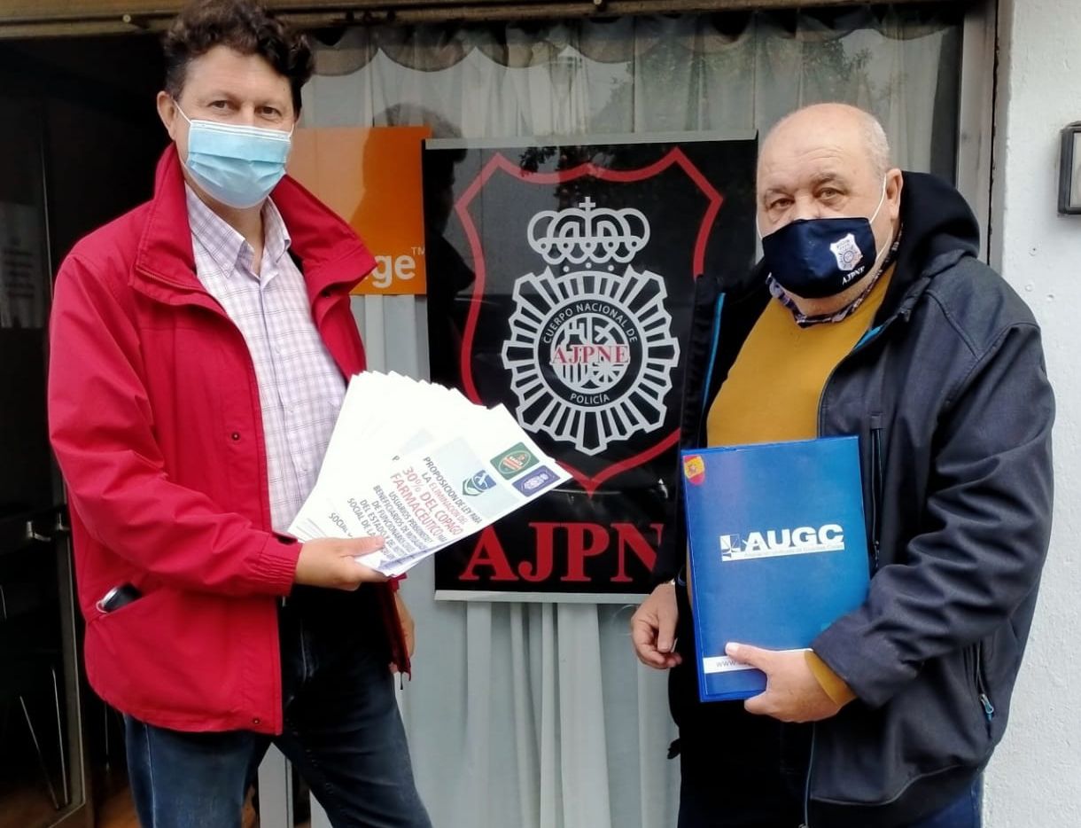 Momento de la entrega de las firmas recogidas.