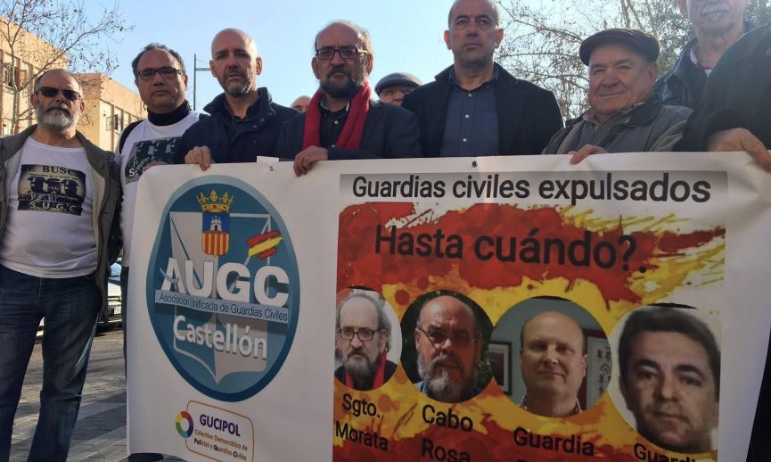 José Morata, en el centro, con bufanda roja, respaldado por representantes de AUGC en una concentración en Castellón.