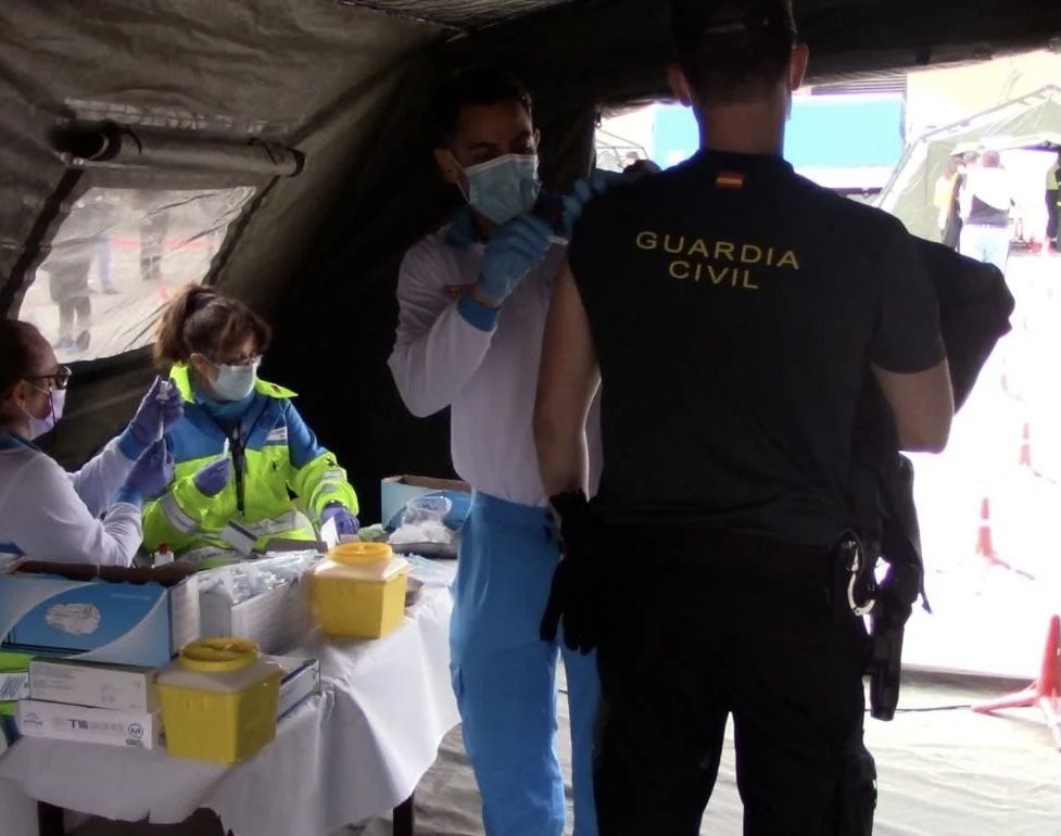 Guardia Civil vacunándose contra la COVID19