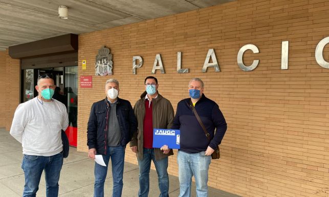 Representantes de AUGC Badajoz, antes del inicio del juicio por el asesinato de un compañero en Don Benito