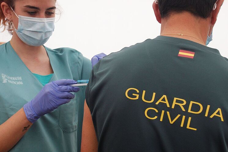 Un guardia civil es vacunado contra el coronavirus.
