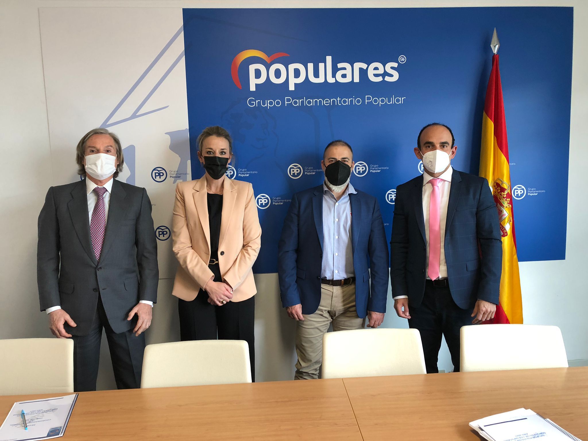 Los representantes de AUGC, en el centro, flanqueados por los diputados del PP. Los representantes de AUGC, en el centro, flanqueados por los diputados del PP.