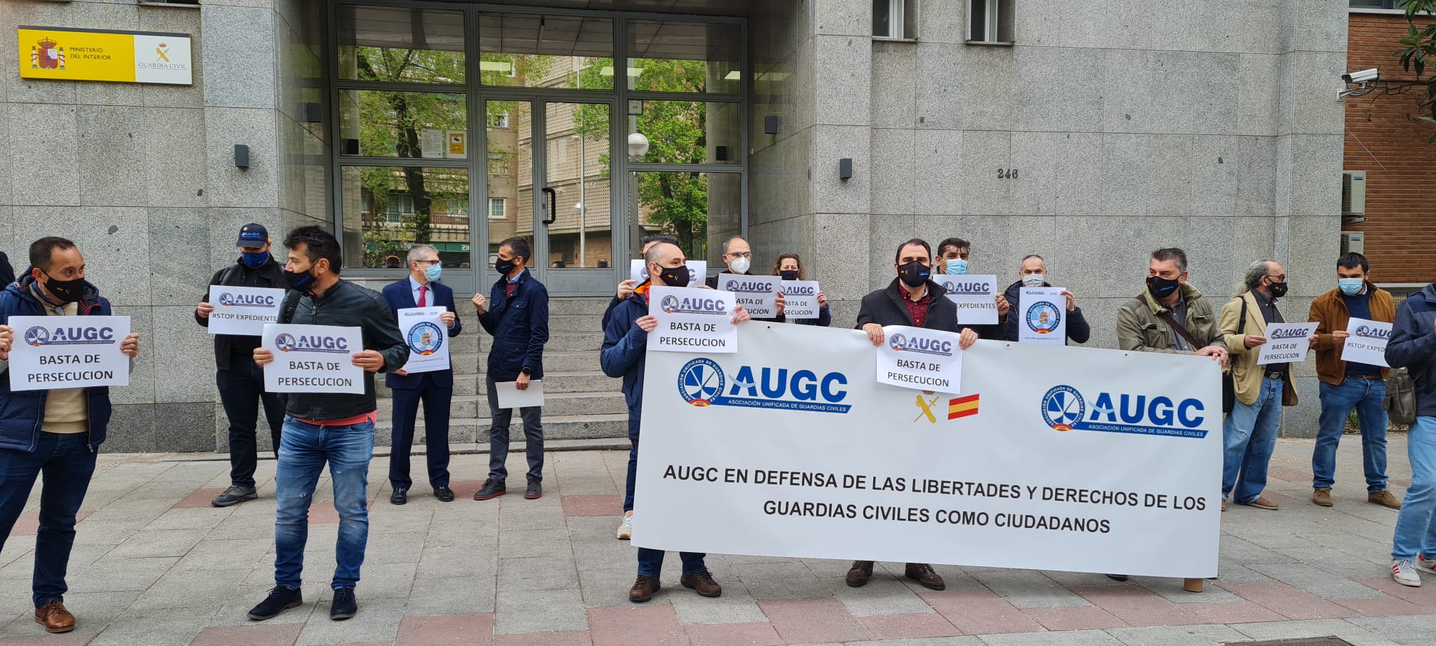 En el acto se ha desplegado una pancarta contra esta situación y la falta de derechos de los guardias civiles.