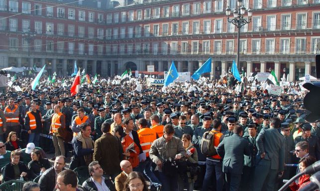 La Plaza Mayor de Madrid volverá a ser escenario de una gran concentración de guardias civiles, como en enero de 2007. La Plaza Mayor de Madrid volverá a ser escenario de una gran concentración de guardias civiles, como en enero de 2007.