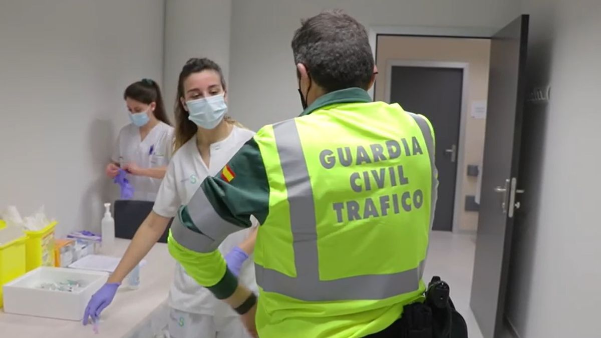 Un guardia civil es vacunado contra el virus.