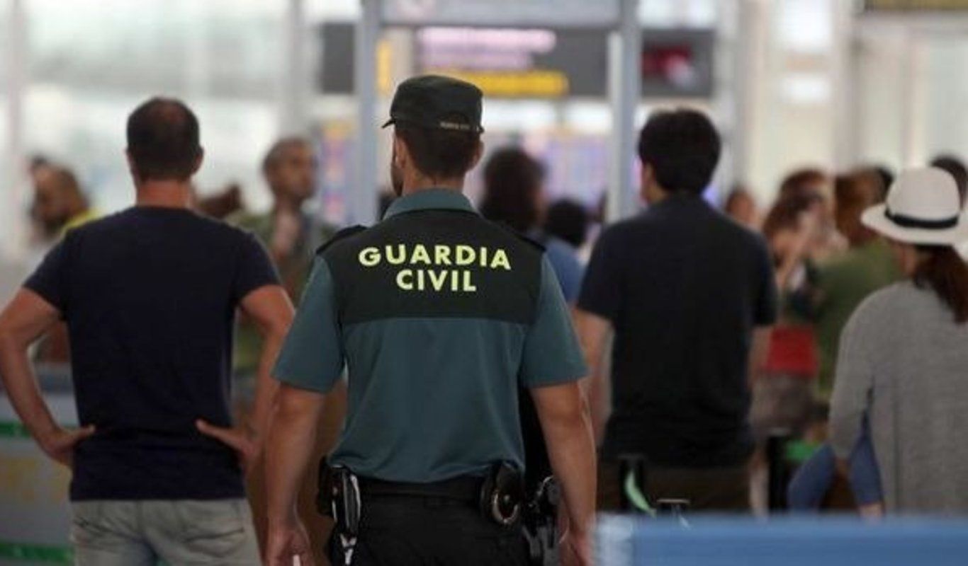 Un guardia civil en un aeropuerto.