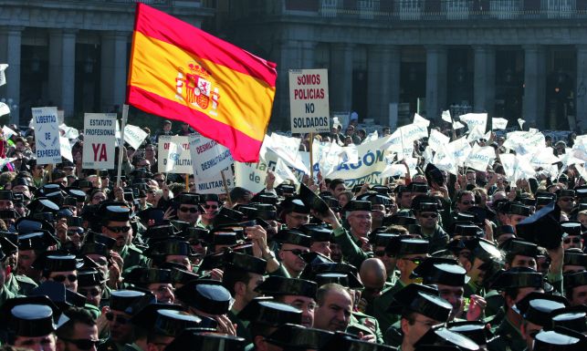 En 2007, 3.000 guardias civiles llenaron la Plaza Mayor de Madrid, un espacio donde volverán a oírse en junio las reclamaciones de los trabajadores de la Benemérita.