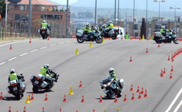 Alumnos de la Escuela de Tráfico de Mérida durante unaos ejercicios.