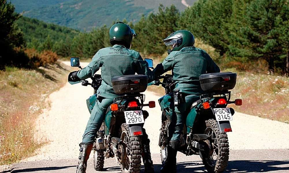 Dos agentes del Seprona, una de las especialidades de la Guardia Civil.
