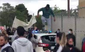 Captura de vídeo donde se ve a un hombre subido sobre un vehículo de la Guardia Civil en Jumilla.