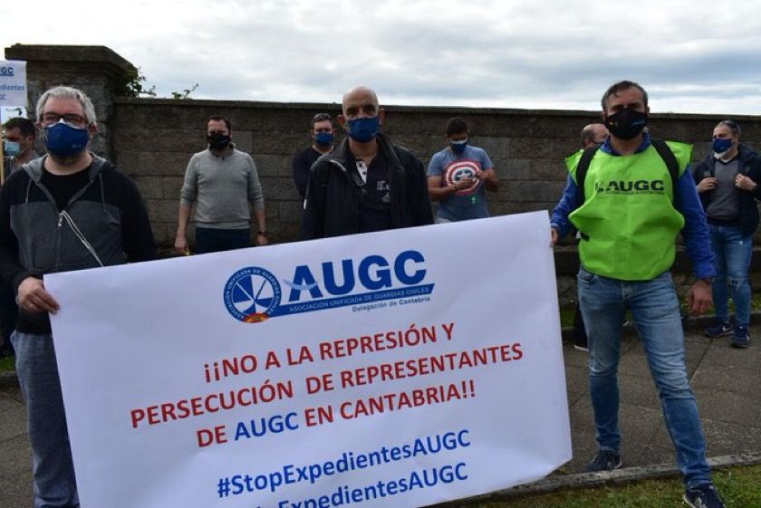 Durante la concentración se mostró una pancarta de rechazo a la represión de representantes de AUGC en Cantabria.