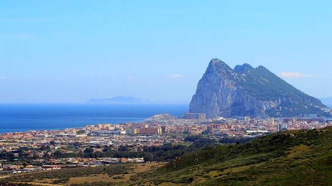 Vista panorámica de La Línea de la Concepción, con el Peñón de Gibraltar al fondo. Vista panorámica de La Línea de la Concepción, con el Peñón de Gibraltar al fondo.