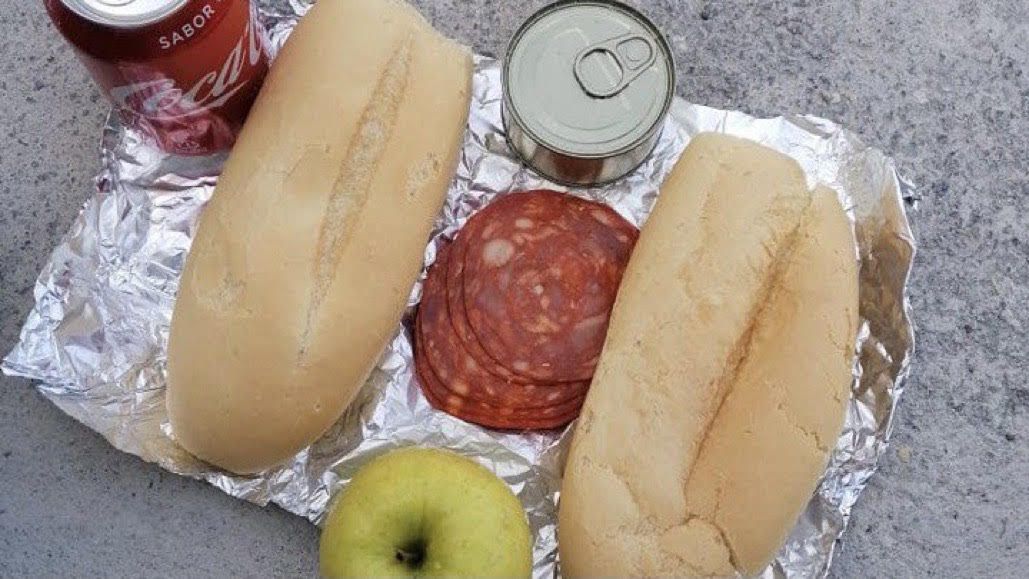 Imagen del paupérrimo almuerzo que se está entregando a los guardias civiles en Ceuta.