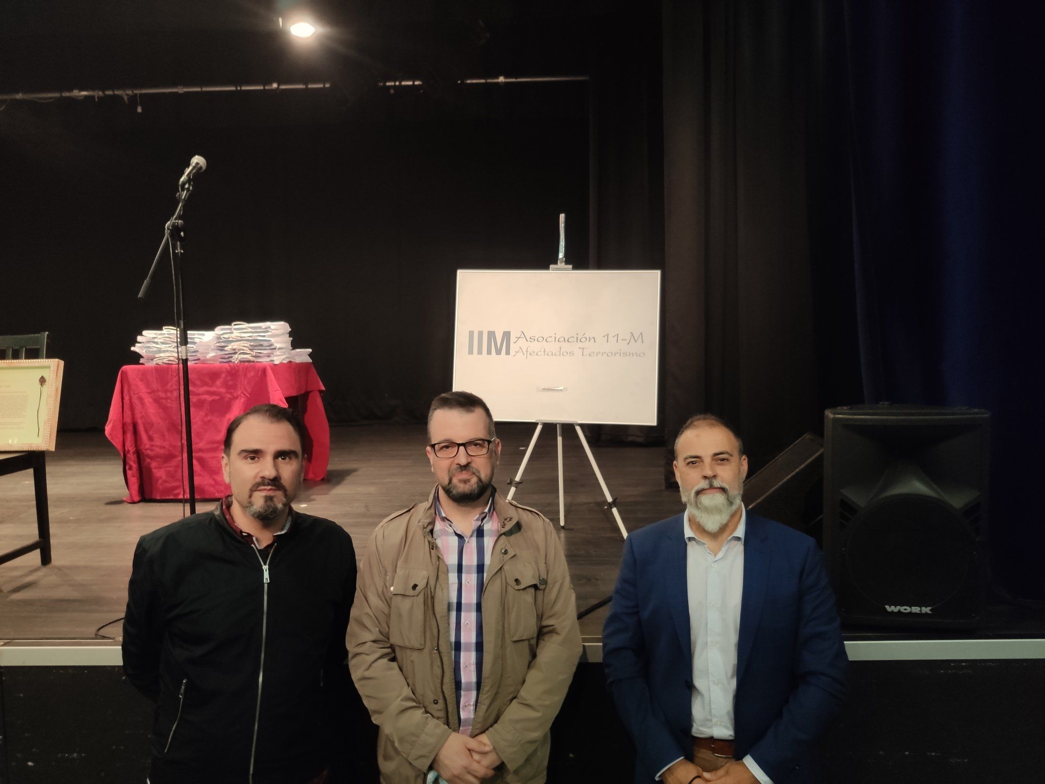 José Iniesta (en el centro), flanqueado por el secretario de Relaciones Institucionales de AUGC, Gustavo Álvarez (derecha) y el de Coordinación Sectorial, Germán Gómez.