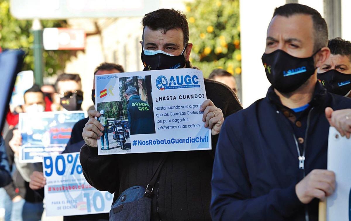Representantes de AUGC reclaman en una concentración el pasado diciembre contra el reparto de la productividad en la Guardia Civil.