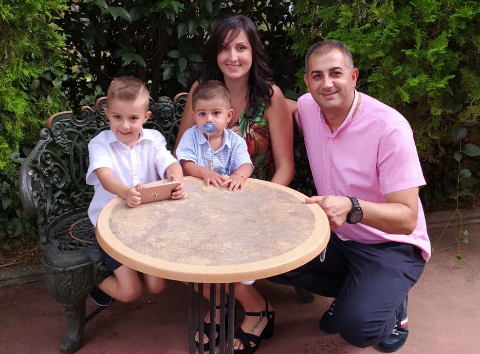Alejandro y Montse posan con sus dos hijos, antes del grave accidente de nuestro compañero.