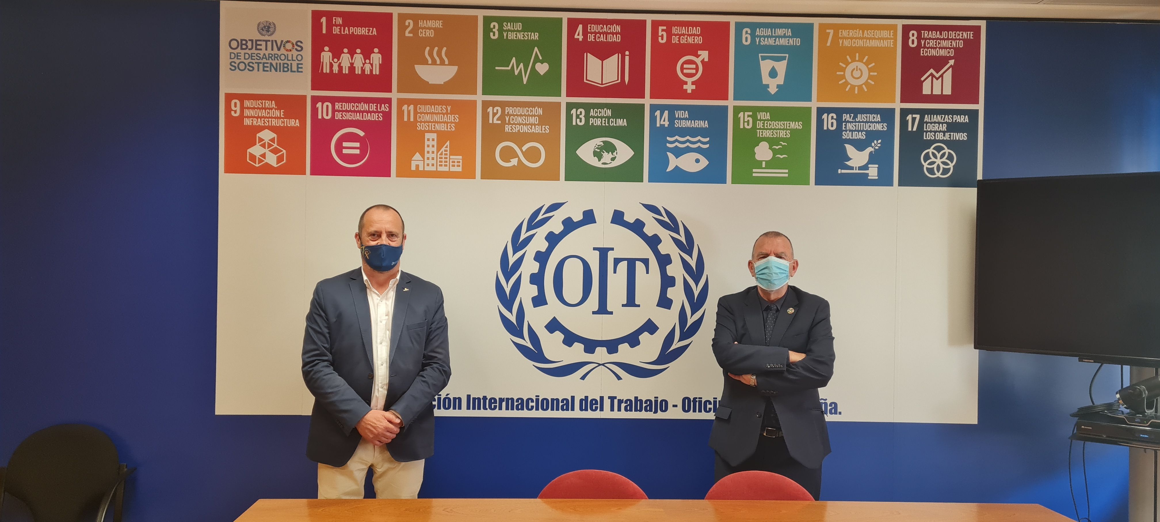 El secretario de Organización de AUGC, Juan Antonio García Momblona (izqda.), posa junto a Joaquín Nieto, director de la OIT en España.