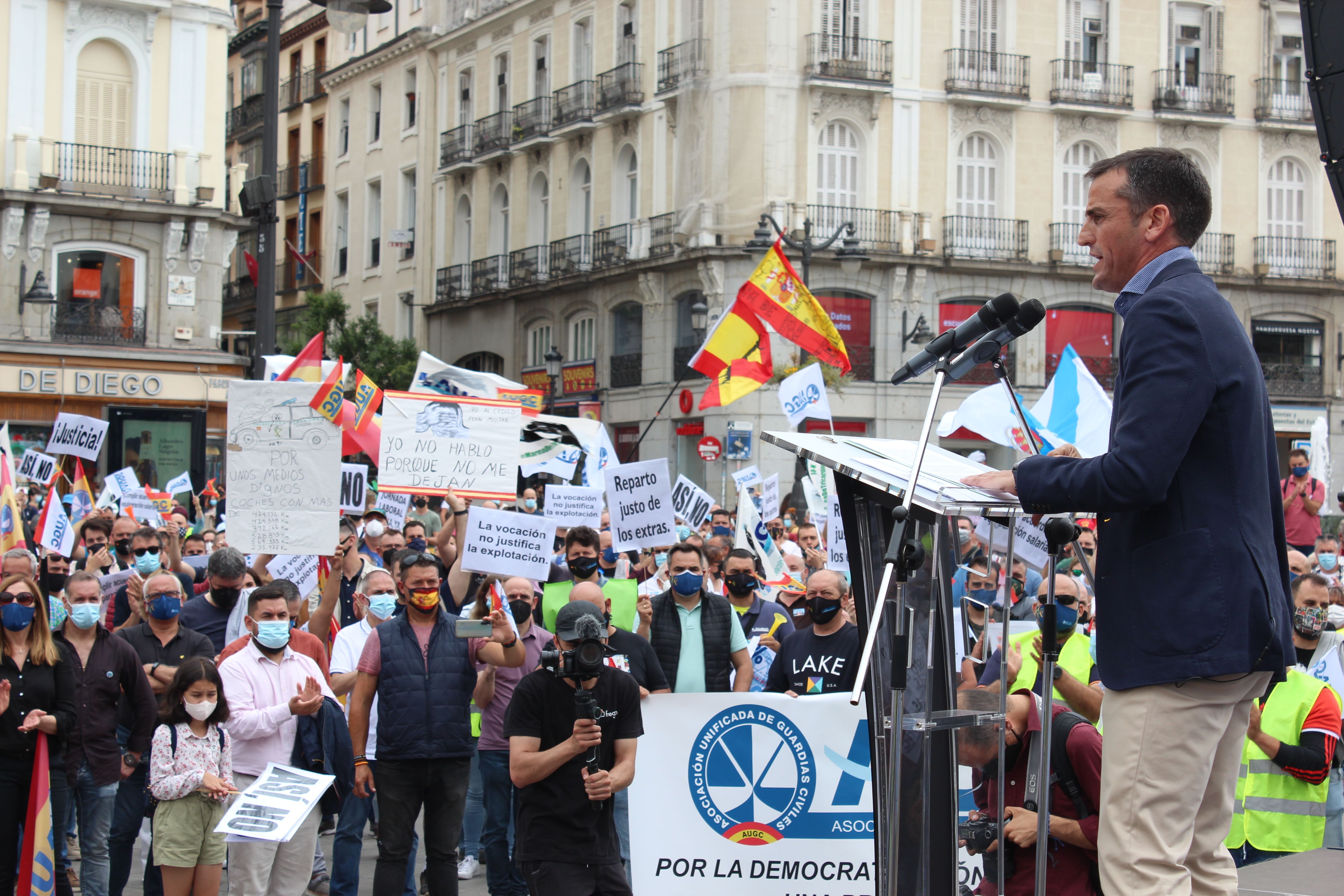 Juan Fernández se dirige a los compañeros desde la tribuna, en la Puerta del Sol de Madrid.