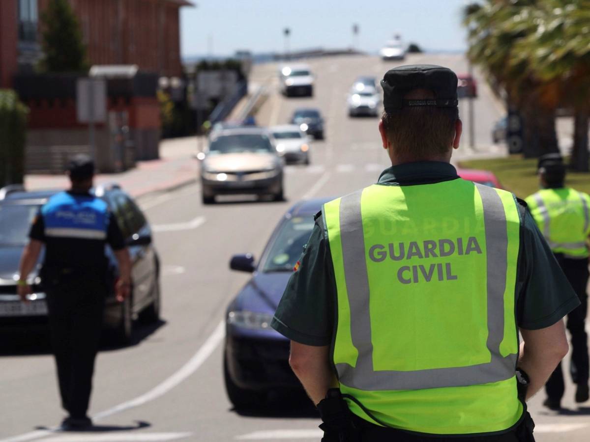 Un guardia civil vigila el tráfico.
