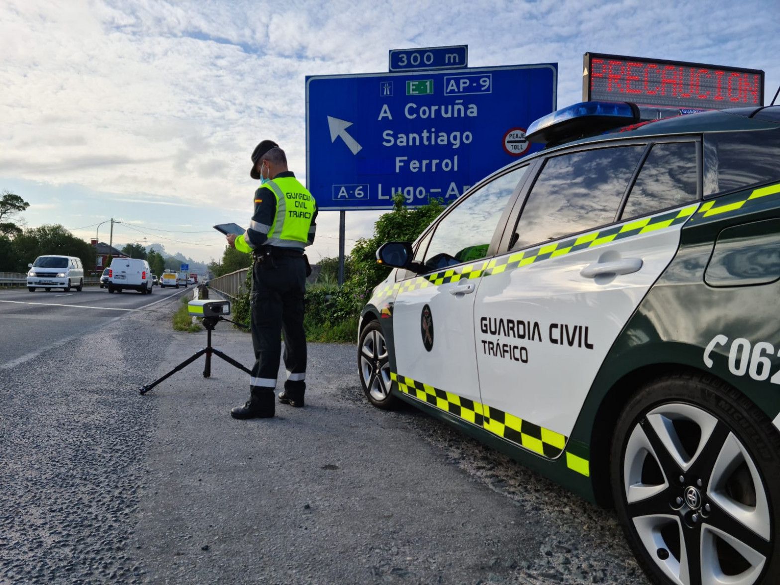 Un guardia civil de Tráfico en una vía en Galicia.