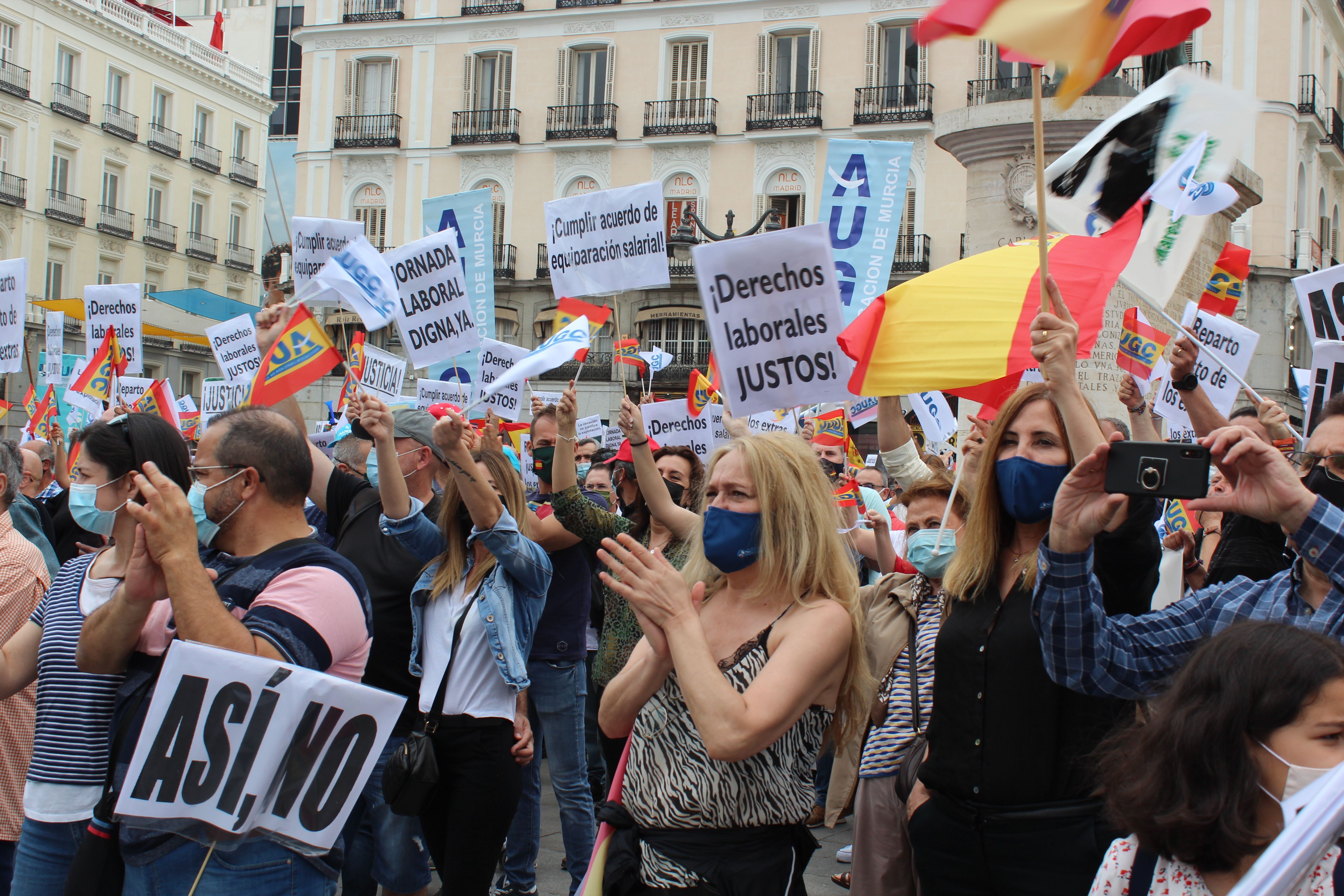Los asistentes al 5J aplauden a los representantes de AUGC.