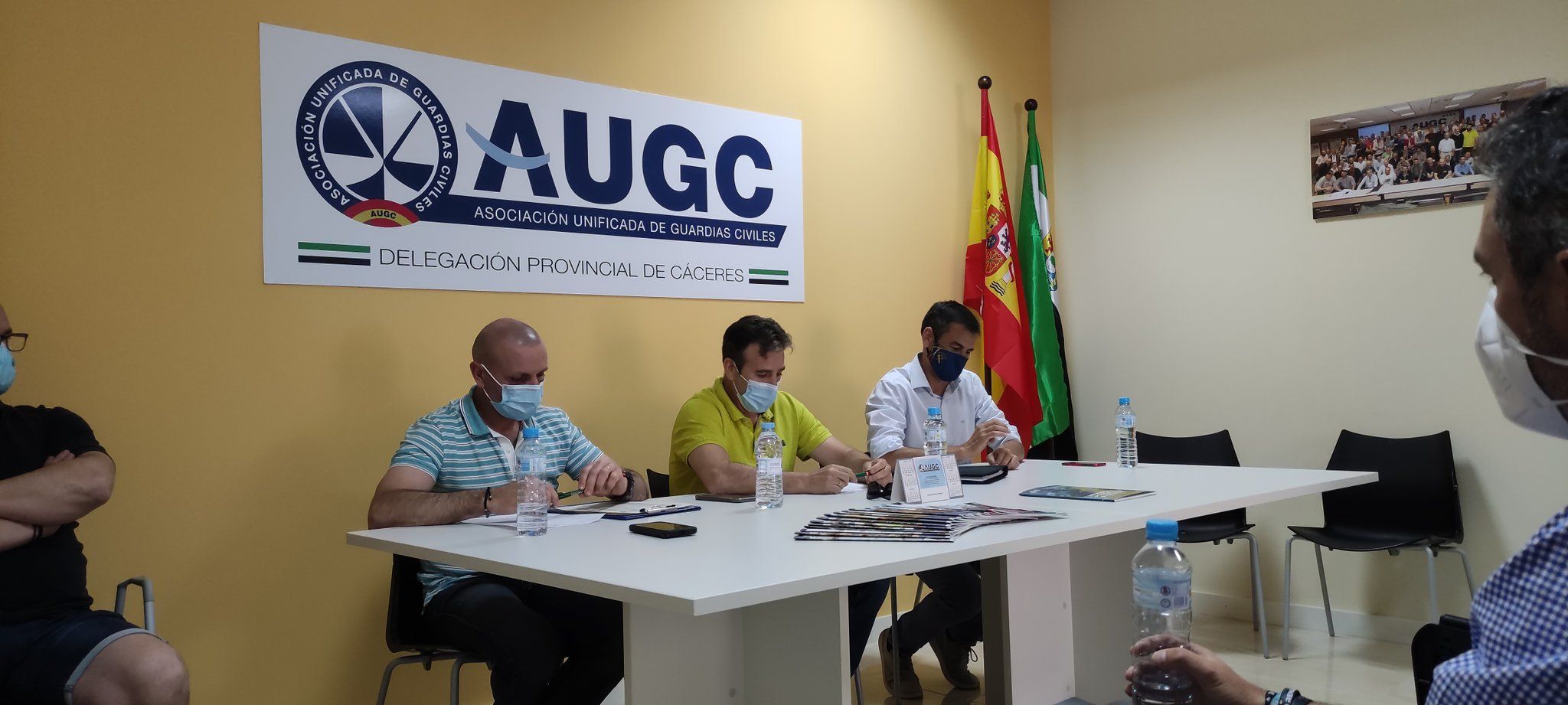 El secretario general de AUGC,Juan Fernández (derecha), asistió a la asamblea de AUGC Cáceres.