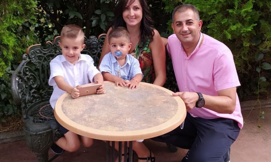 Alejandro y su esposa Montse posan con sus dos hijos.