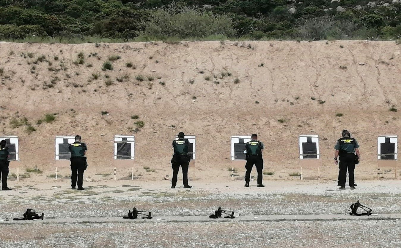 Guardias civiles realizando ejercicios de tiro en pleno campo.