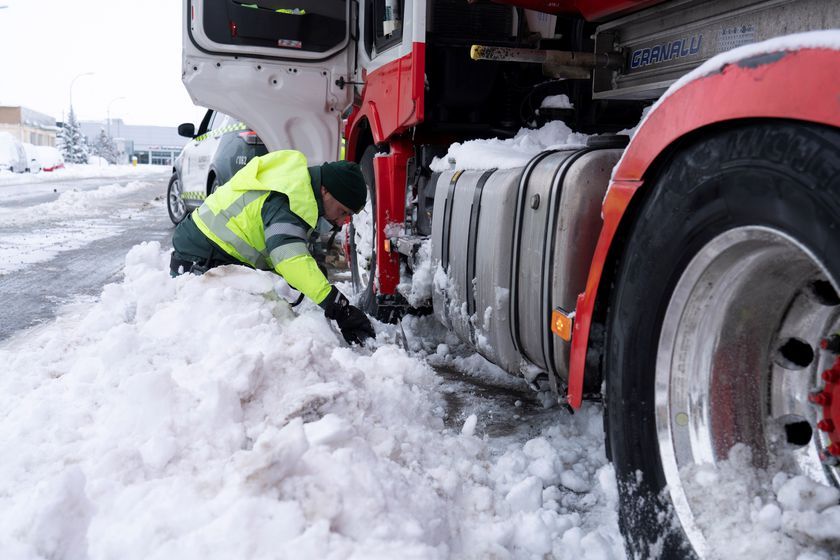 Un guardia civil auxilia a un camionero atrapado por Filomena.