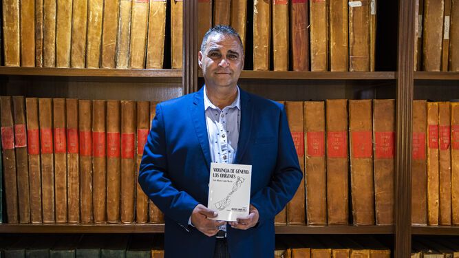 Luis Miguel Larbi posa con un ejemplar de su libro en la hemeroteca del Diario de Cádiz.