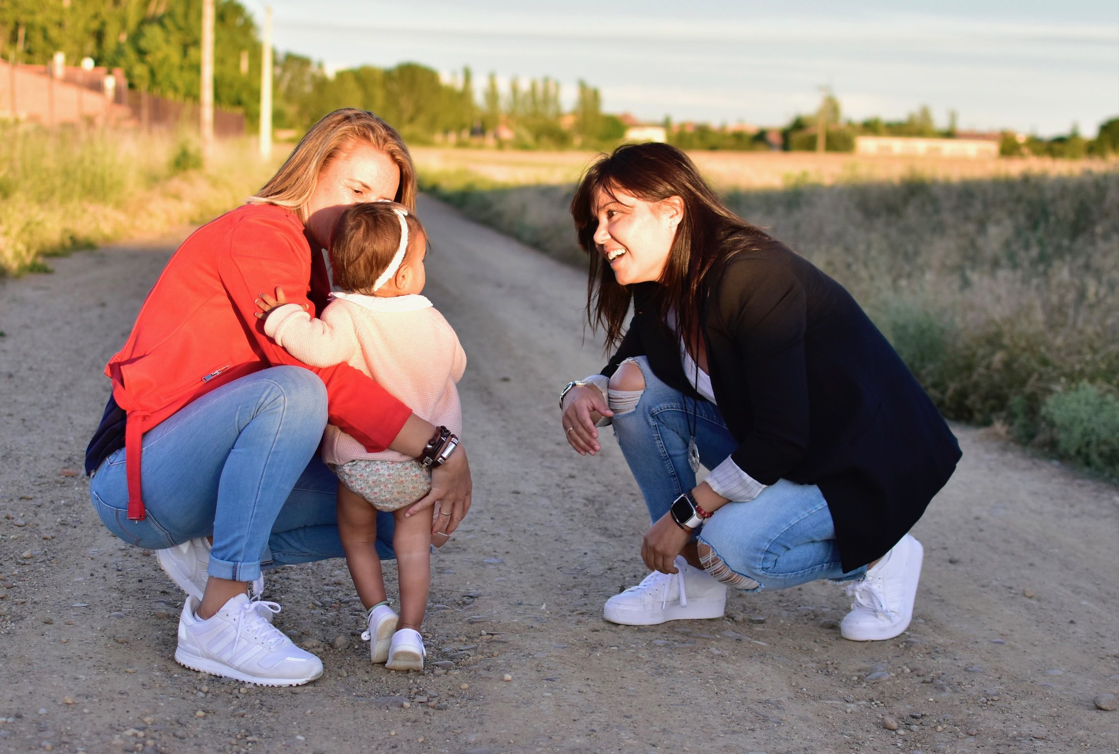 Las dos agentes, con su hija.