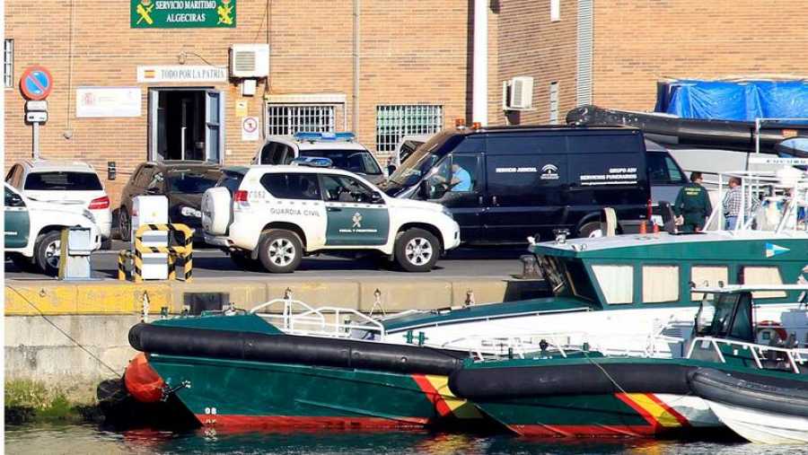 Embarcaciones y vehículos de la Guardia Civil en Algeciras.