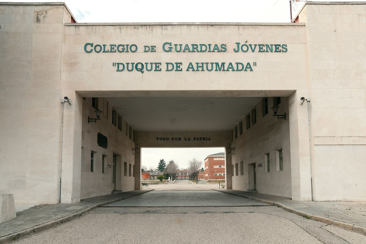Fachada de acceso a la academia de  la Guardia Civil de Valdemoro.