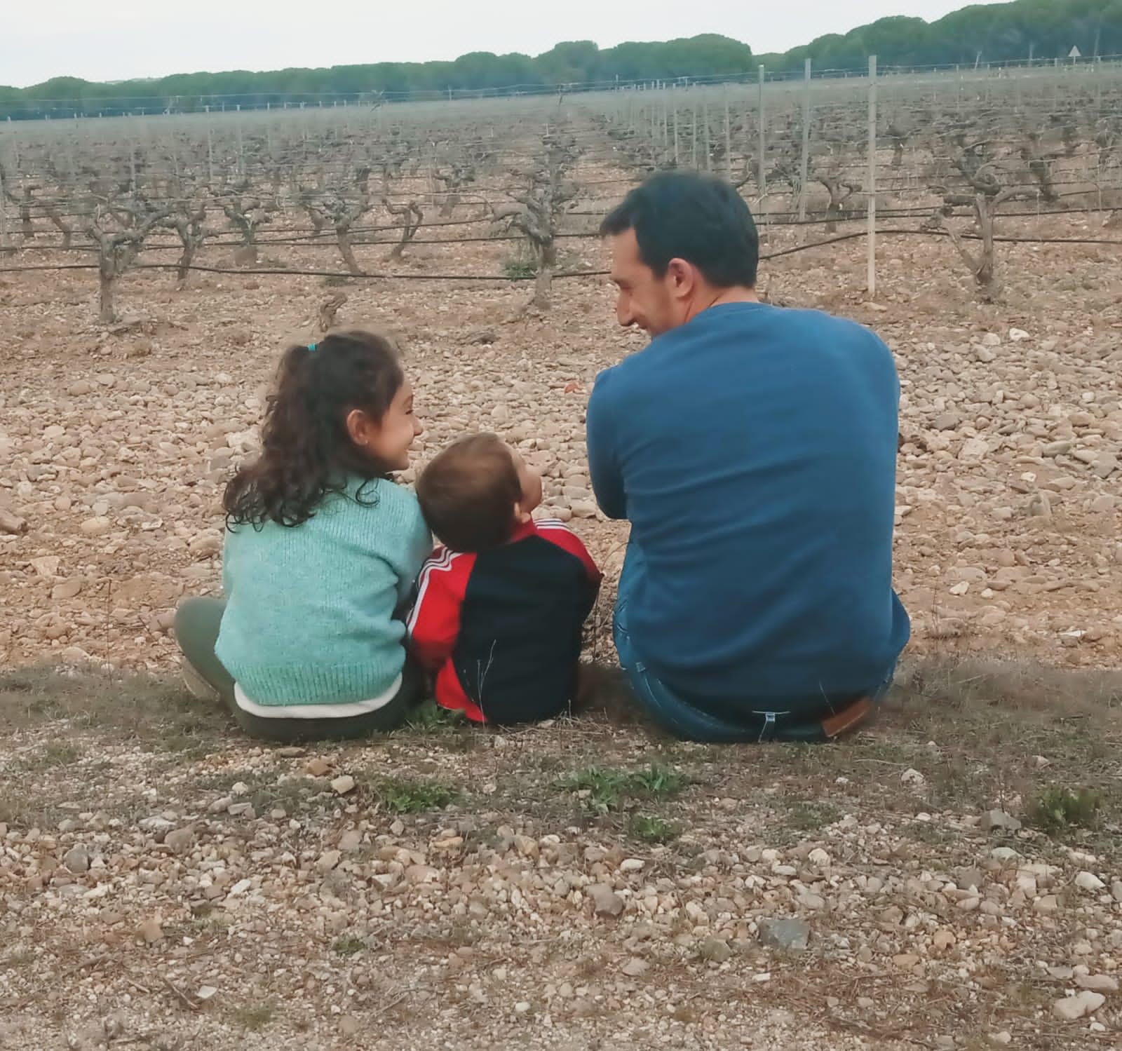 Eduardo disfruta con sus hijos ante un paisaje de viñedos en Huesca. Eduardo disfruta con sus hijos ante un paisaje de viñedos en Huesca.
