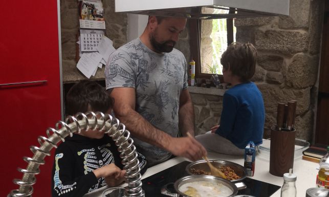 Jesús cocina con sus hijos.
