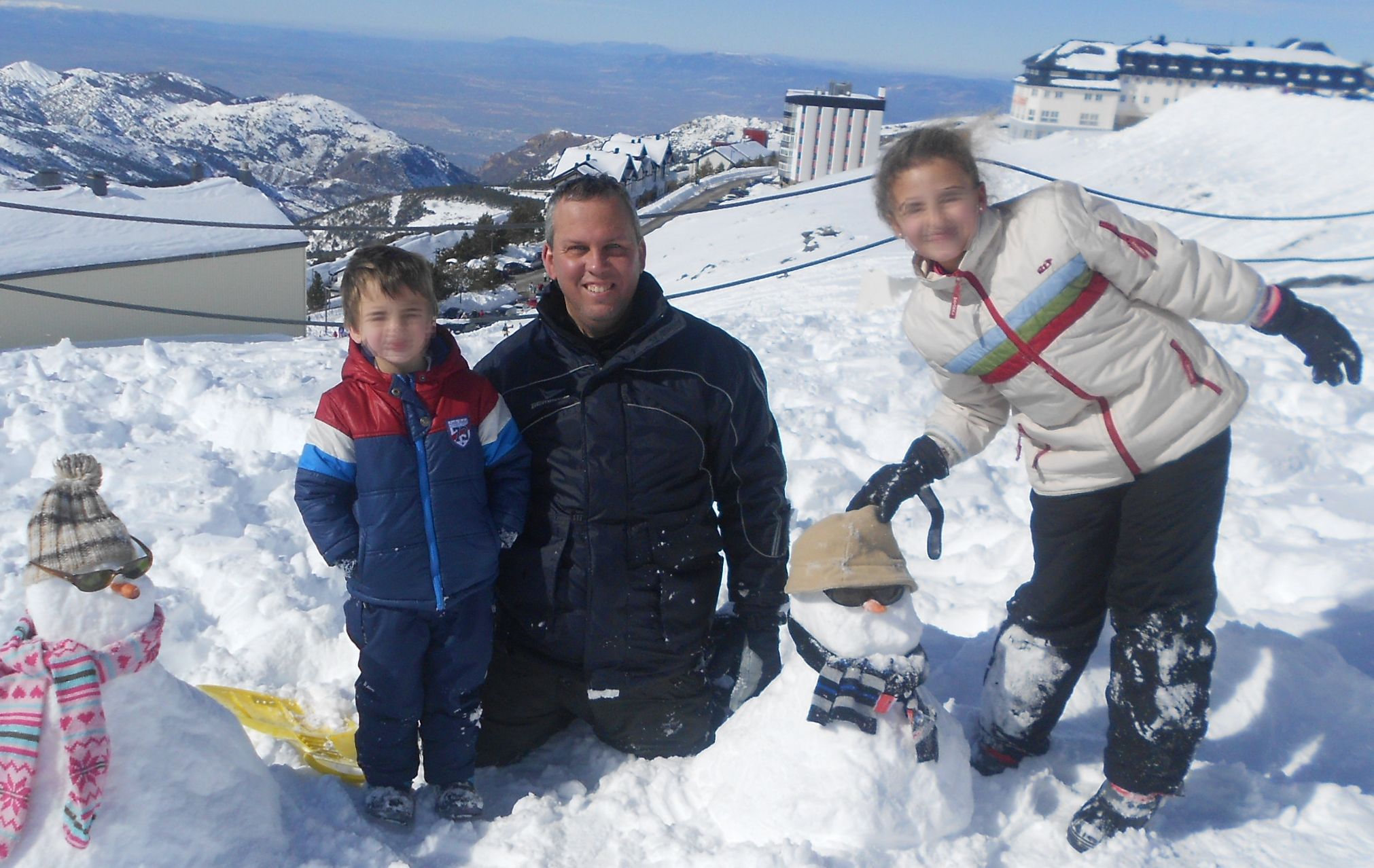 Toni y sus hijos, durante unas vacaciones en la nieve. Toni y sus hijos, durante unas vacaciones en la nieve.