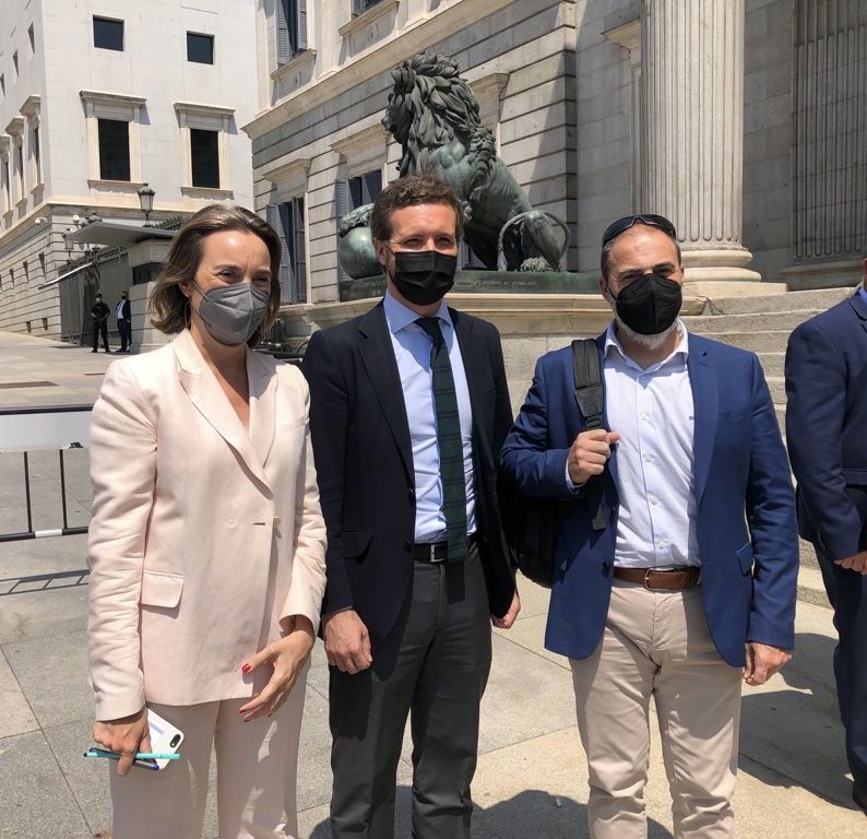 Pablo Casado y María Concepción Gamarra junto al secretario de Relaciones Institucionales AUGC Gustavo Álvarez