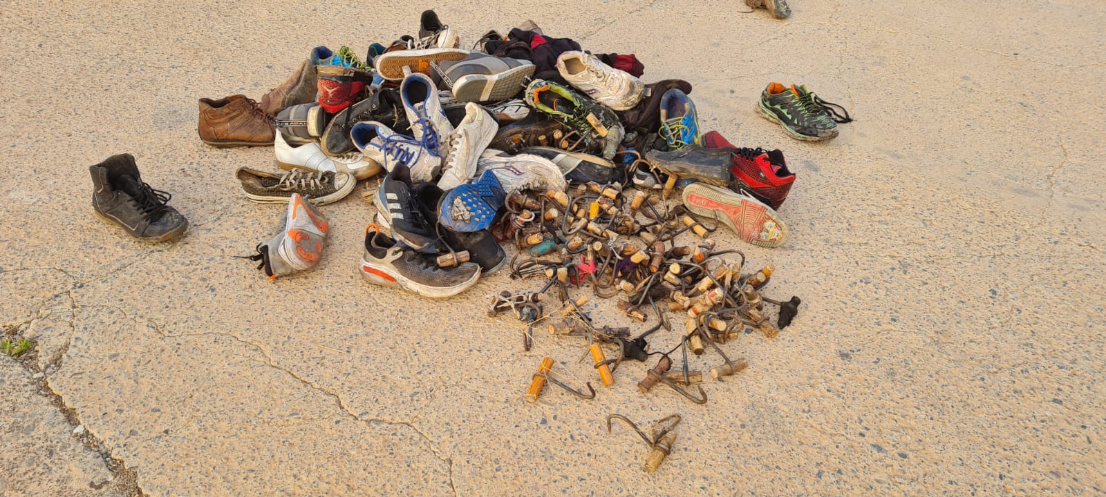 Garfios de hierro usados para escalar la valla fronteriza y con los que agreden a los agentes