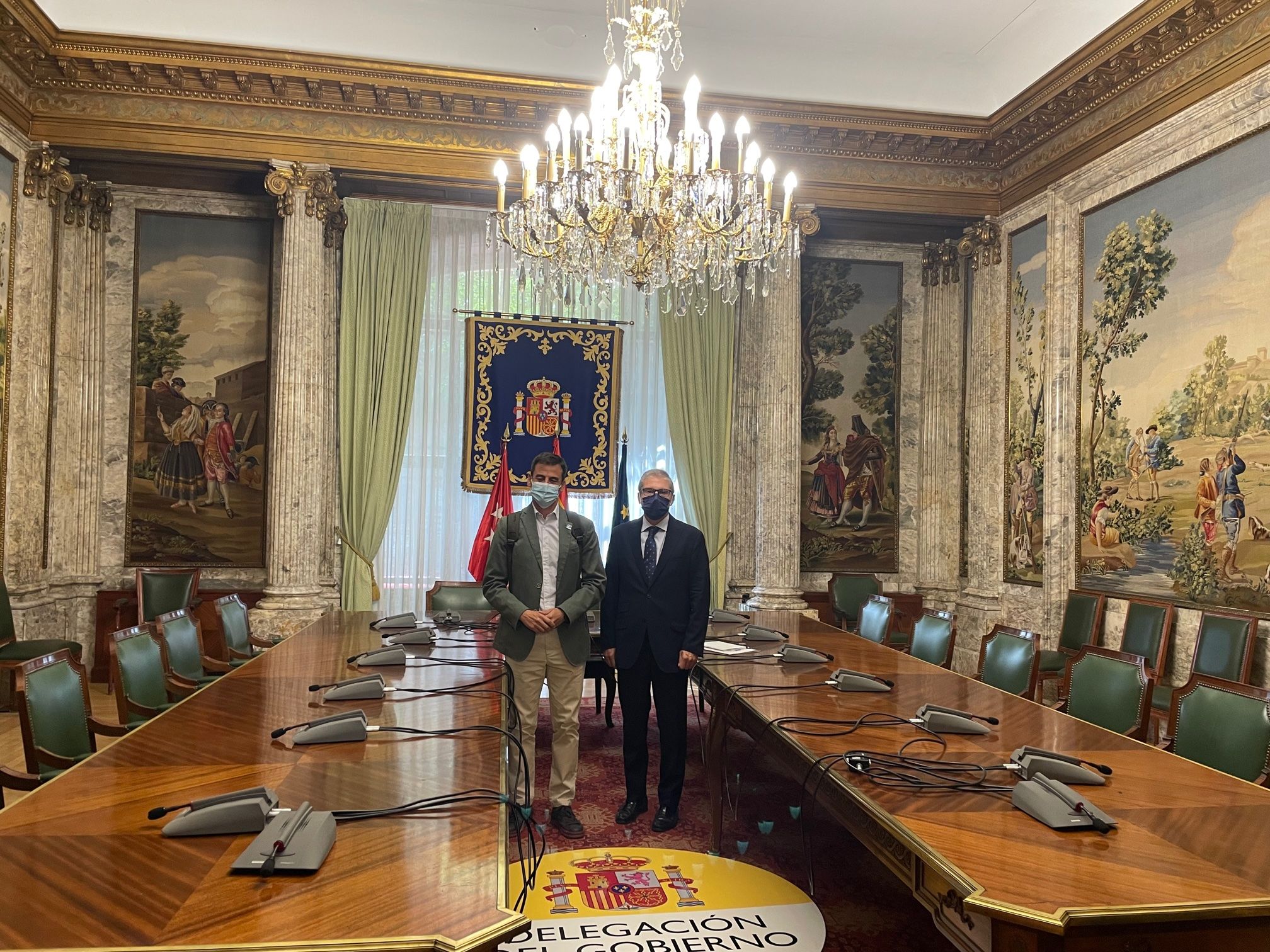 El secretario general de AUGC, Juan Fernández (izqda.) y el asesor jurídico nacional de nuestra asociación, Mariano Casado, ayer en la delegación del Gobierno.